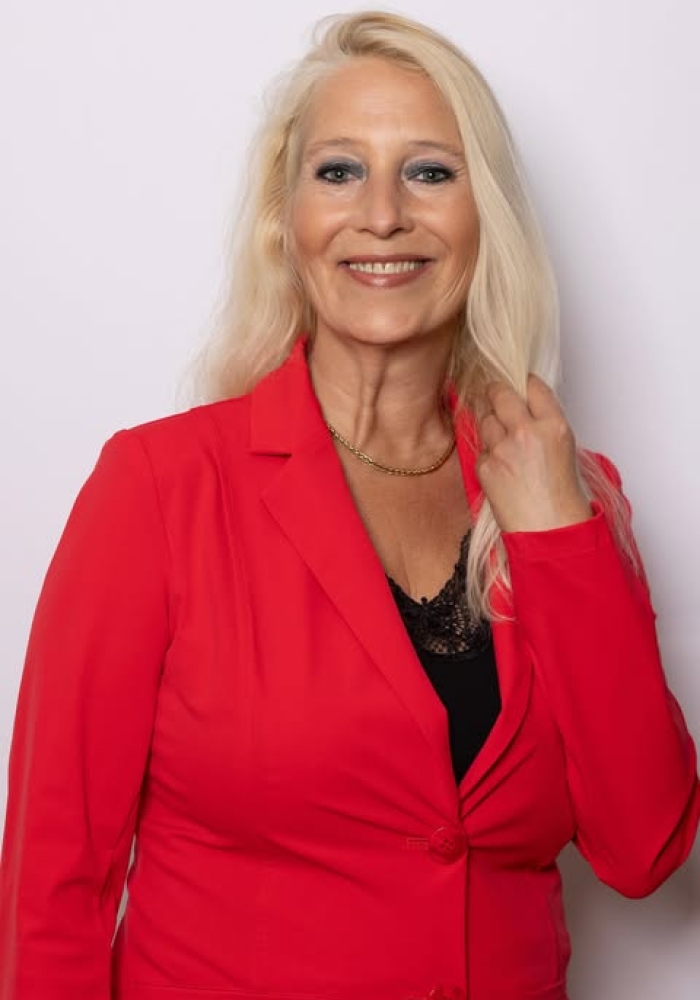 Kiki Scheepens babs trouwambtenaar spreker schrijver auteur sextortion rouwcoach rouwisrenovatie hoeksche waard presentator mooie mensen podcast